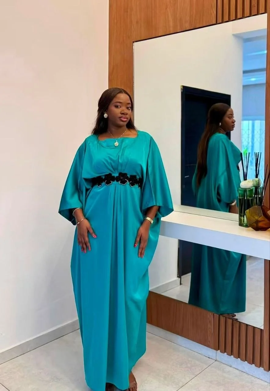 Boubou turquoise, ceinture de dentelle noire