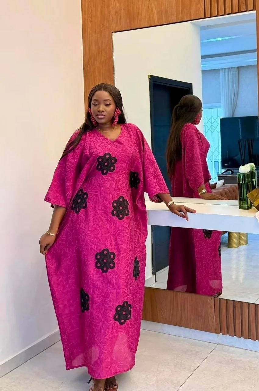 Boubou fuchsia aux fleurs noires