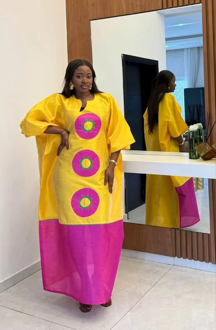 Boubou jaune à cercles fuchsia, bas fuchsia