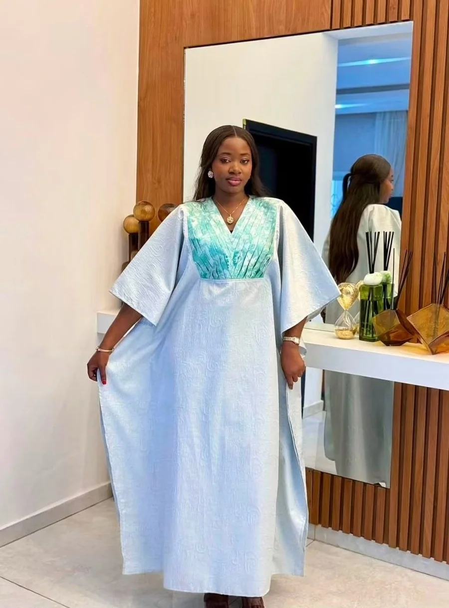 Boubou blanc au plastron bleu ciel