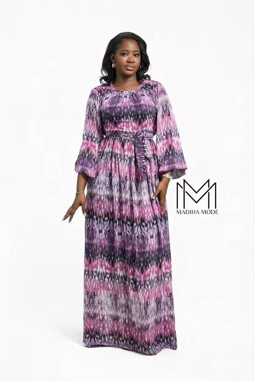 Robe imprimée violet et rose, ceinturée