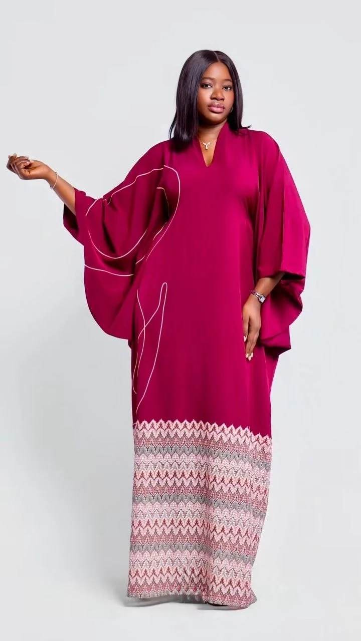 Boubou fuchsia à bordure tissée, bras levé