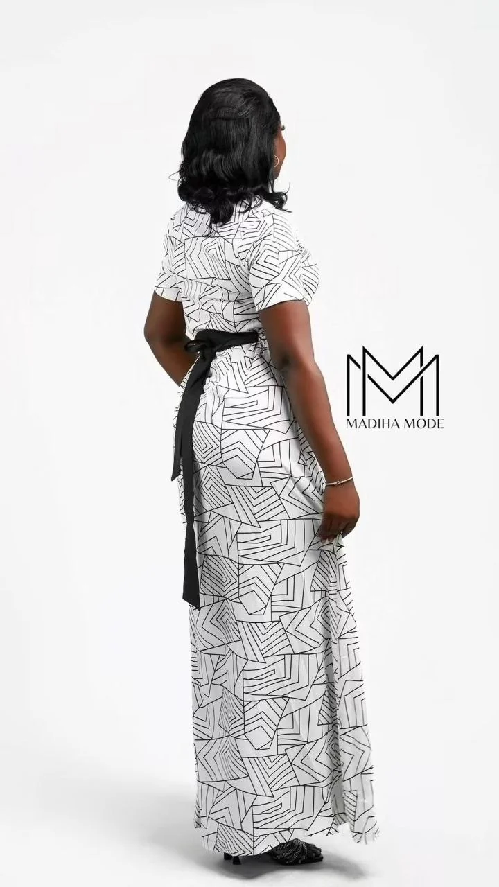 La même robe vue de dos, ceinture noire nouée