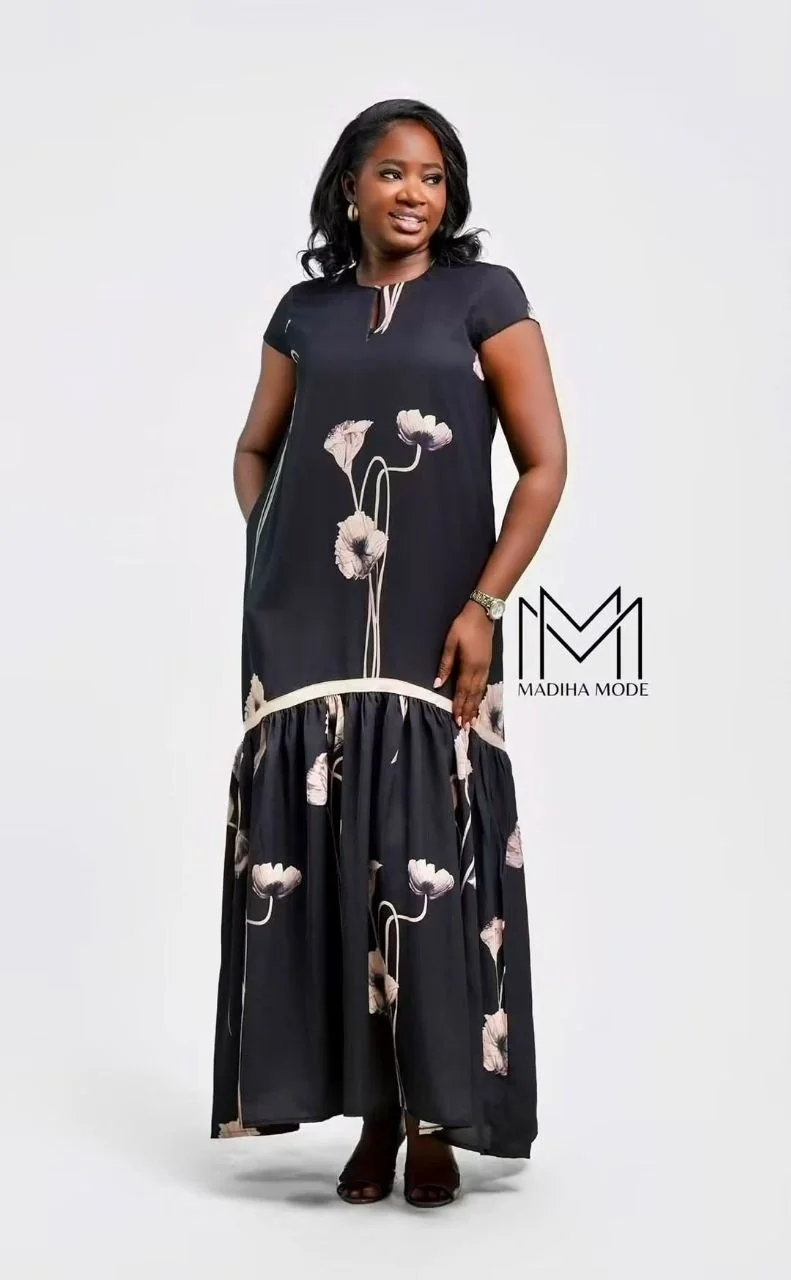 Robe noire aux fleurs beiges, bas volanté
