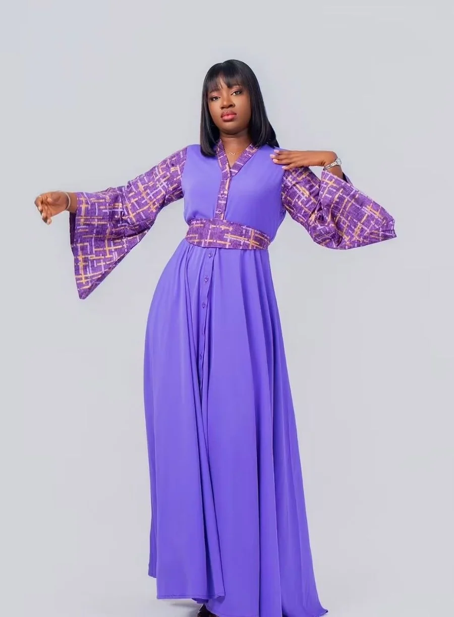 Robe violette à manches cloche, bras ouverts