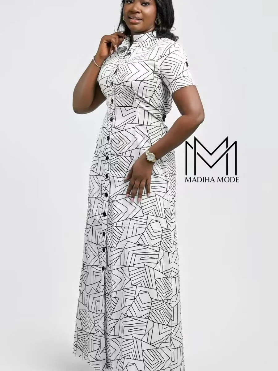 Robe-chemise au motif graphique, portée main sur la hanche