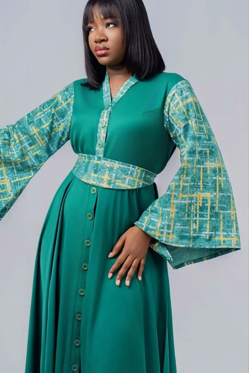 Robe verte à manches cloche, ceinture et plastron imprimés